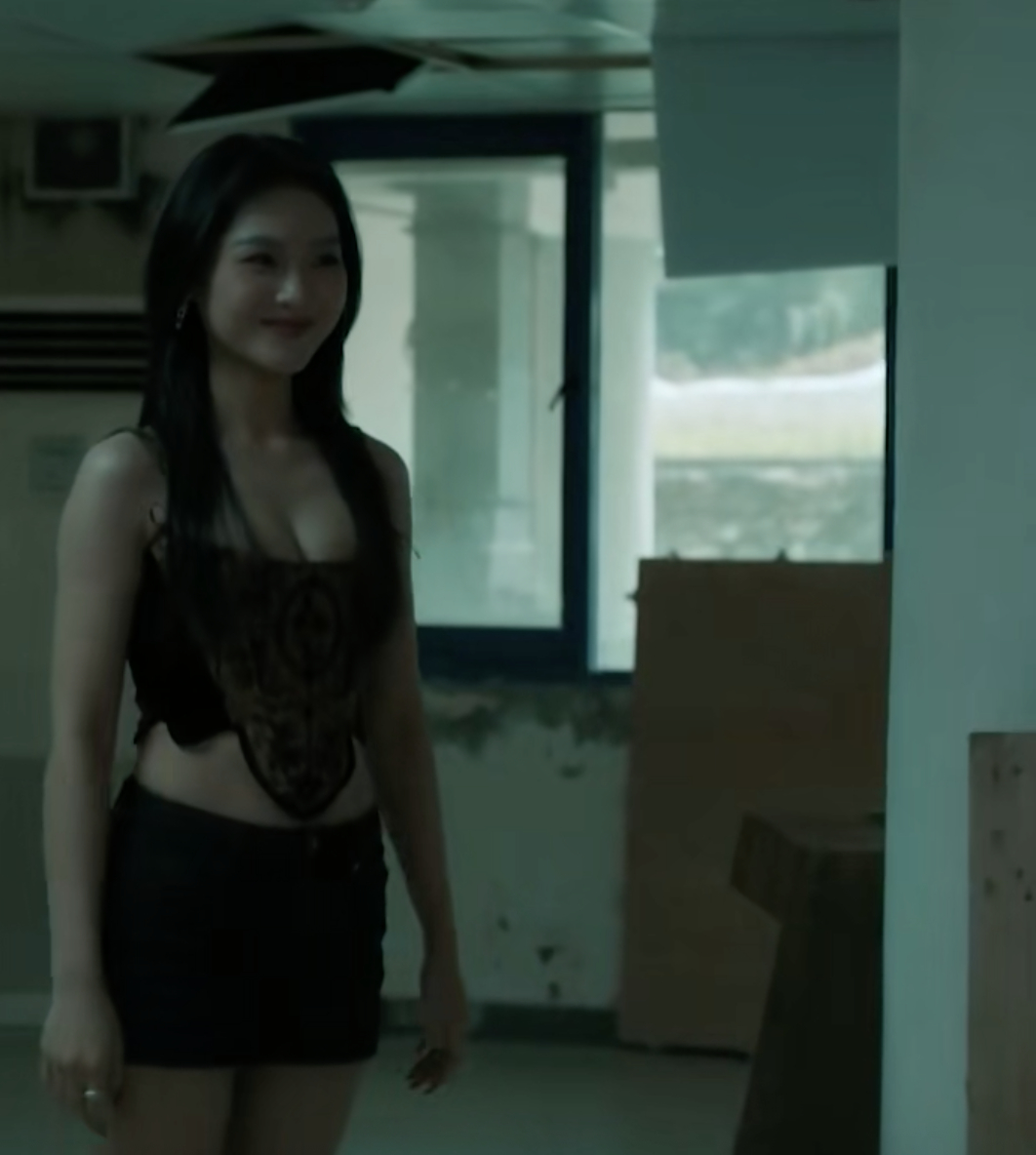 Cù Thị Trà vào vai nữ cảnh sát chìm trong phim Lửa Trắng (Ảnh chụp màn hình)