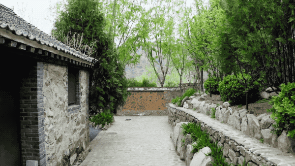 Người đàn ông xây nhà dưới chân Vạn Lý Trường Thành, biến cả ngôi làng thành