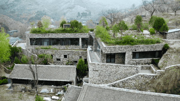 Người đàn ông xây nhà dưới chân Vạn Lý Trường Thành, biến cả ngôi làng thành