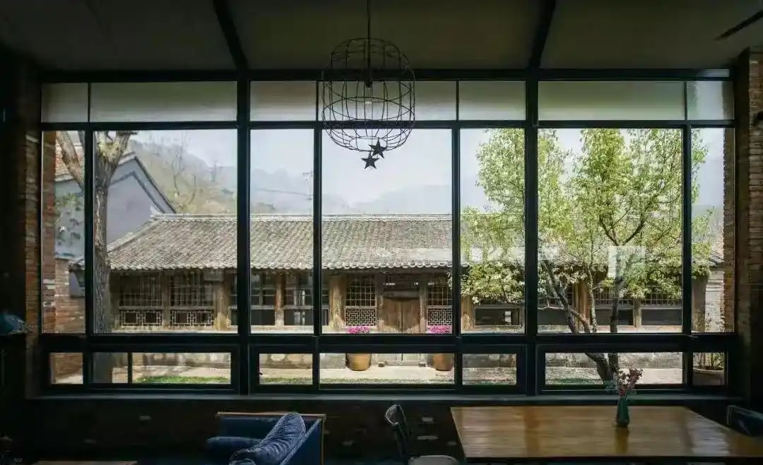 Người đàn ông xây nhà dưới chân Vạn Lý Trường Thành, biến cả ngôi làng thành