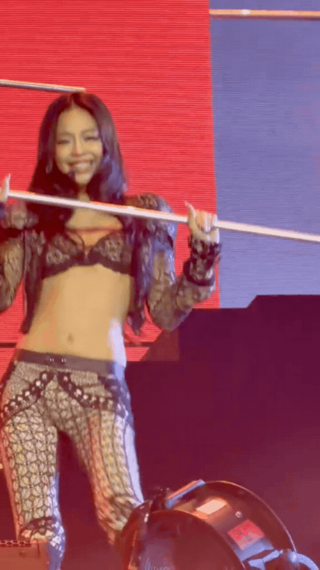 Jennie với trang phục cắt xẻ táo bạo