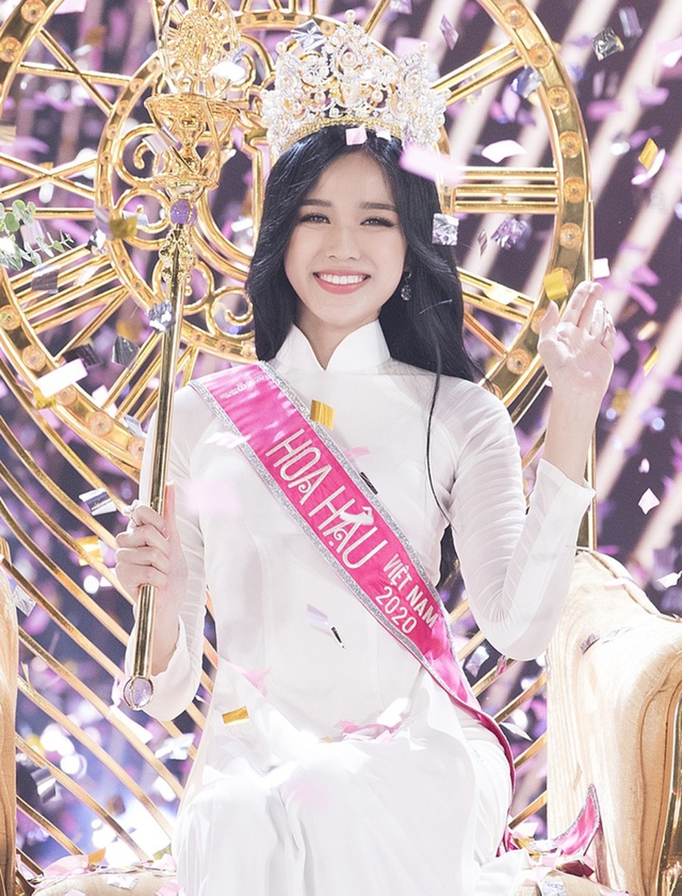   Đỗ Hà đăng quang Hoa hậu khi mới 19 tuổi. Ảnh: FBNV  