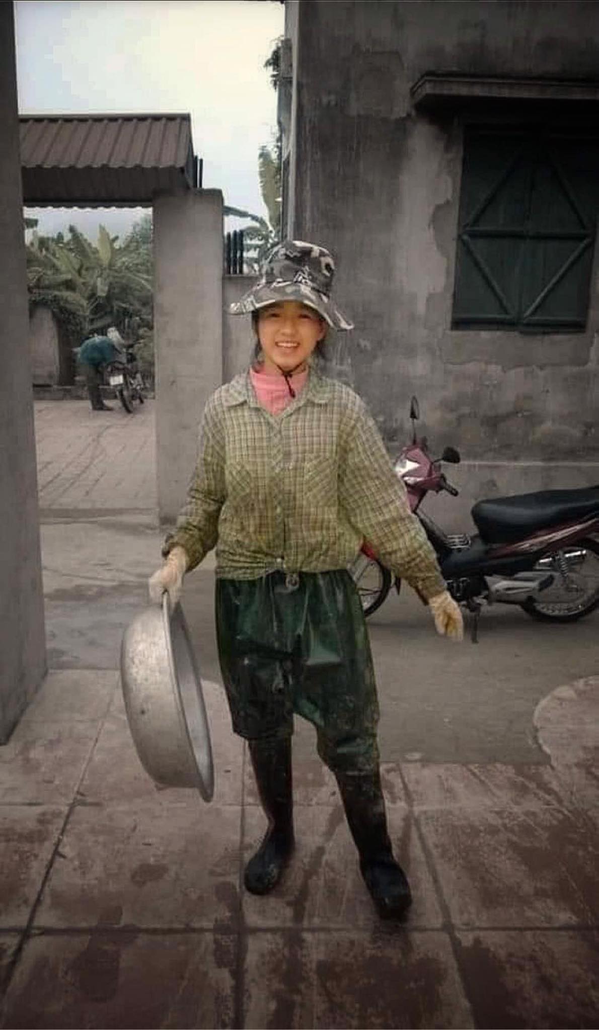 Trước khi trở thành Hoa hậu Việt Nam, người đẹp từng nhiều lần chia sẻ tuổi thơ gắn liền với cánh đồng, những buổi theo bố mẹ ra ruộng cấy lúa. Ảnh: Tổng hợp