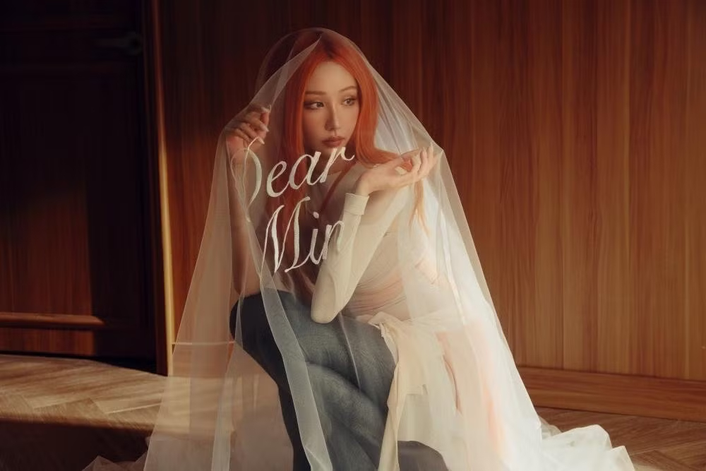   Album Dear Min phát hành vào cuối năm 2025 được xem như bức thư được nữ ca sĩ viết cho những vết thương trong trái tim   