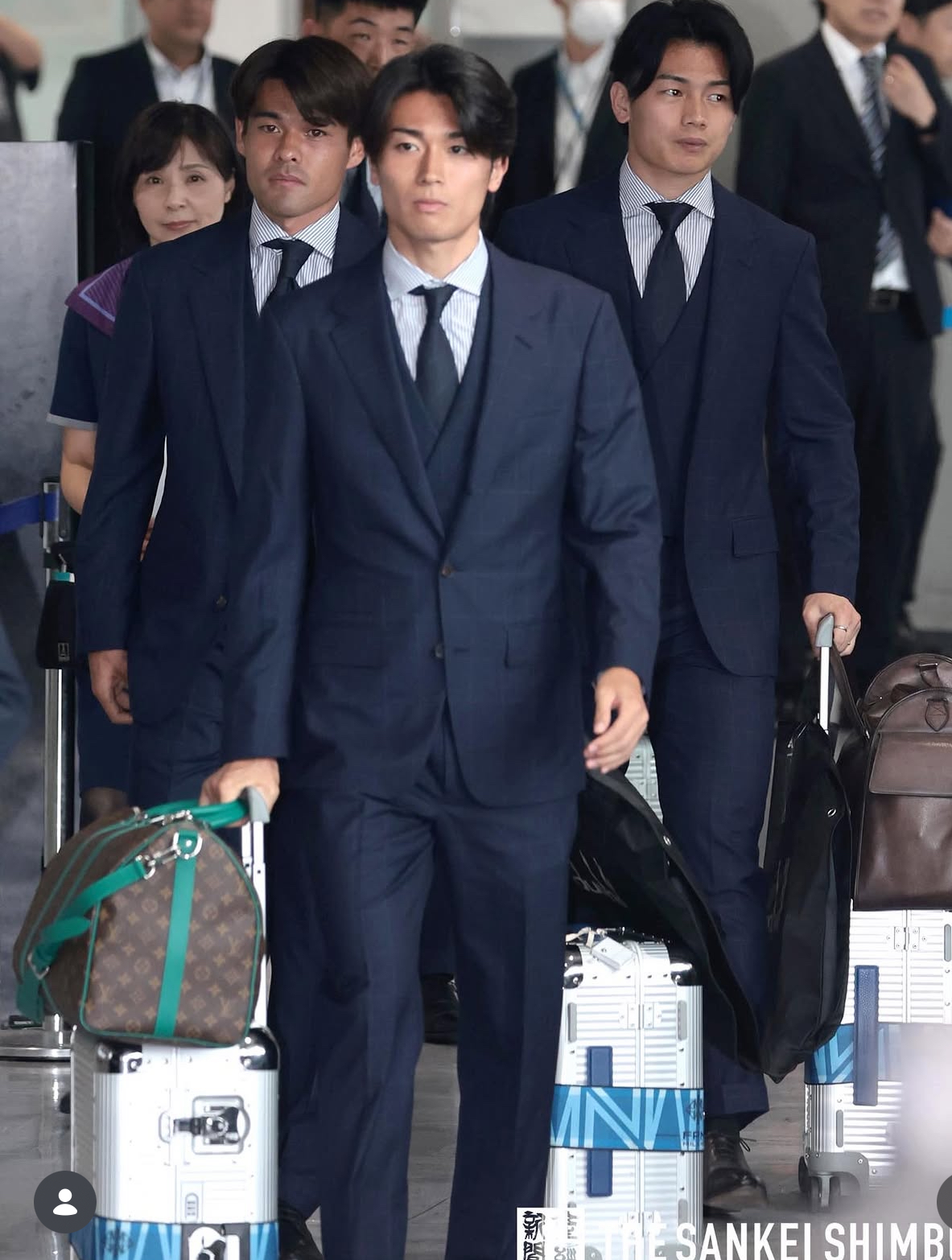 Chiếc túi du lịch của Louis Vuitton cũng được anh lựa chọn để kết hợp cùng outfit này.