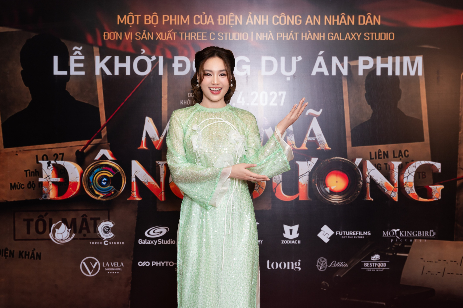 Ảnh chụp lén bóc trần nhan sắc thật của Ninh Dương Lan Ngọc