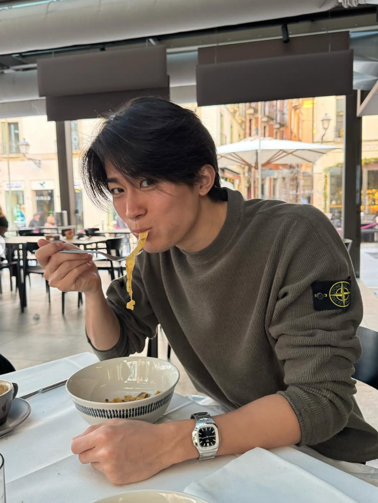Keito gây ấn tượng với mái tóc dài lãng tử.