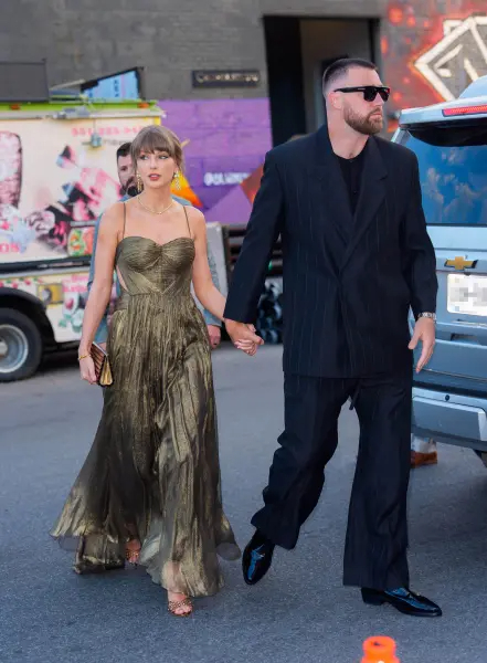 Điều Taylor Swift mong muốn ngay từ đầu là một ngày cưới không bị định nghĩa bằng những bức ảnh lan truyền trên Internet, mà được lưu giữ bằng ký ức của gia đình, bạn bè và những người cô yêu quý nhất. Ảnh: Getty Images.