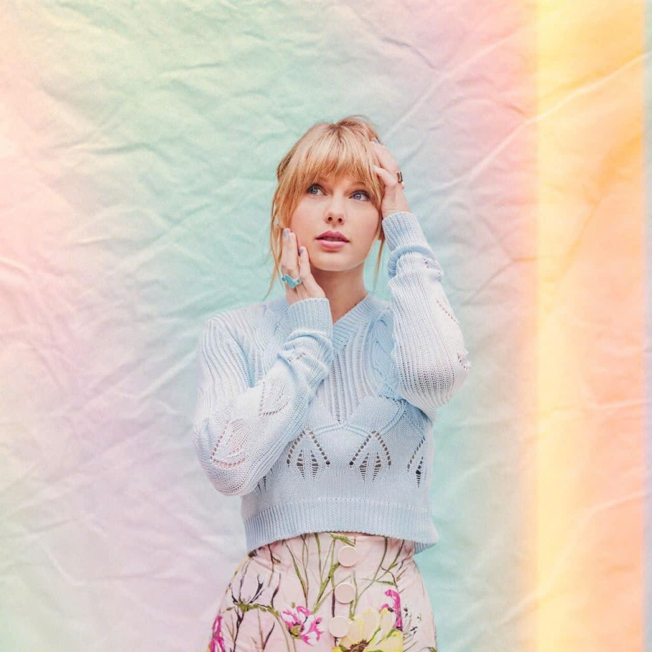 Trong album Lover, Taylor Swift xuất hiện với hình ảnh nữ tính dịu dàng (Ảnh: Taylor Swift)