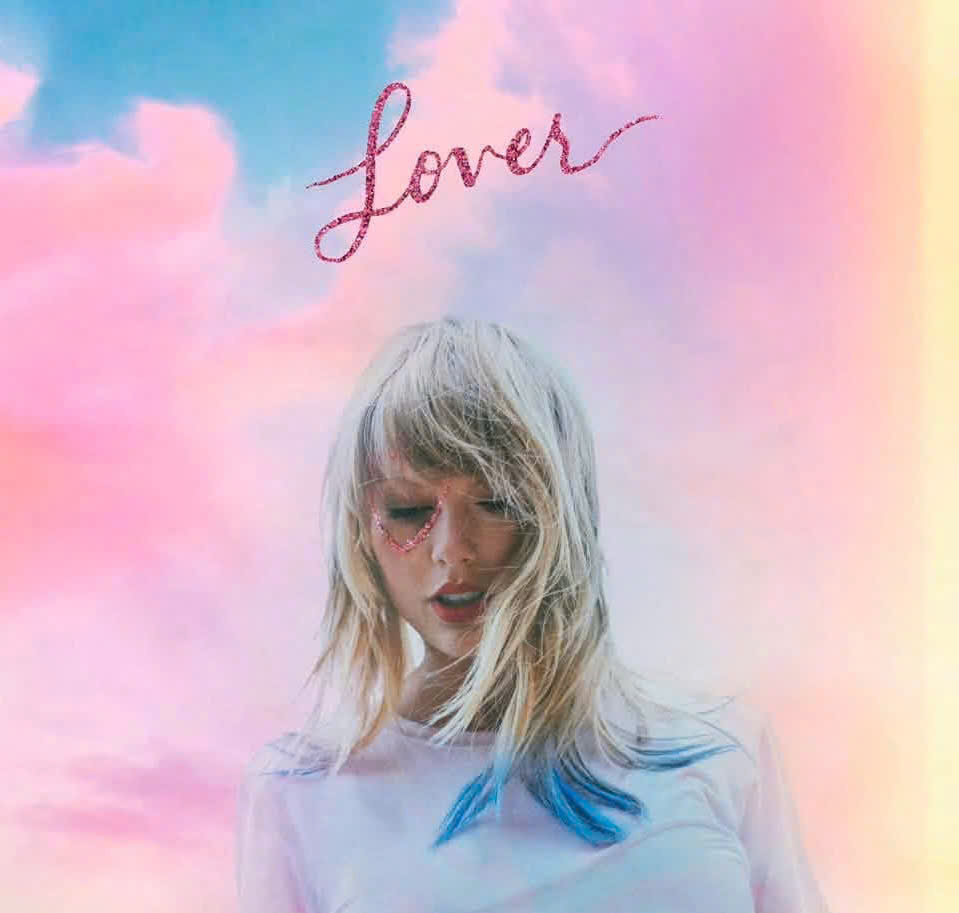 Bầu trời tại Manhattan lại trùng hợp giống màu cover của album Lover (Ảnh: Taylor Swift)