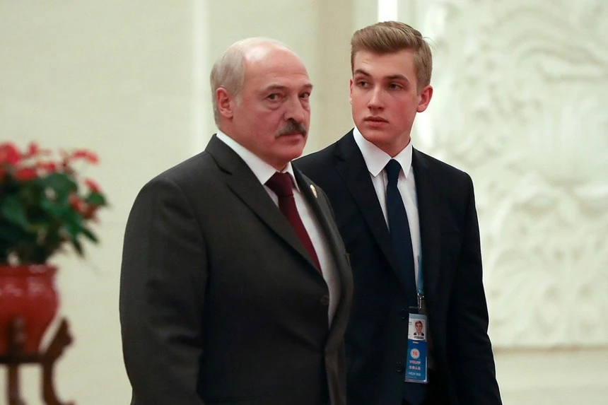 Nikolai Lukashenko thường theo cha tham gia các sự kiện chính trị