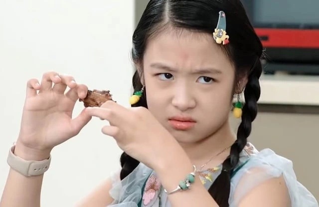 Và mới nhất là Bóng Ma Hạnh Phúc