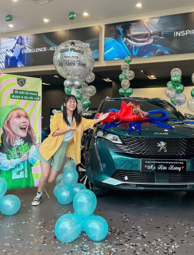 Hậu Hoàng mua xe năm 27 tuổi.