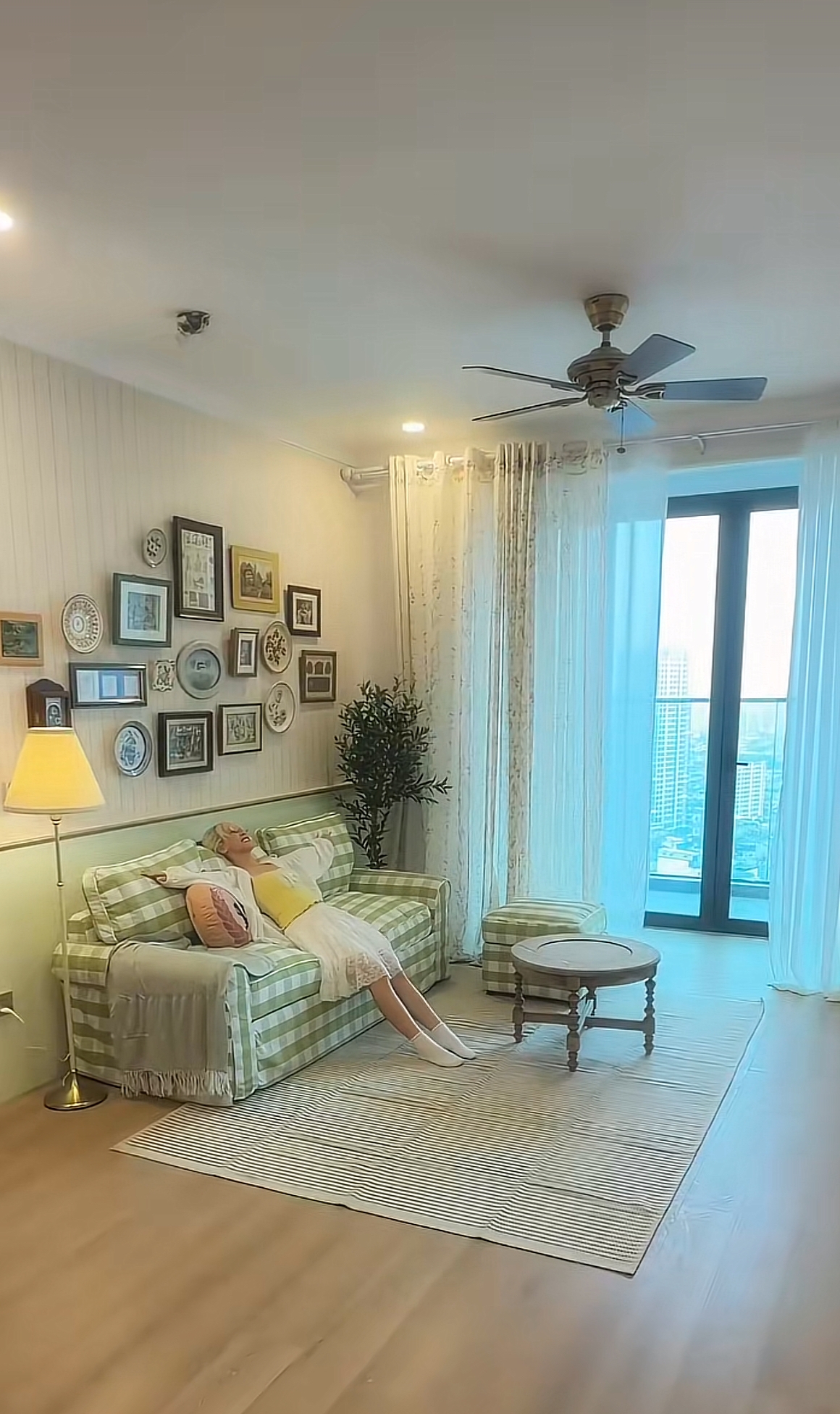 Hậu Hoàng khoe tậu nhà mới, decor đẹp như manga Nhật, nhan sắc tuổi 31 trẻ khủng khiếp!