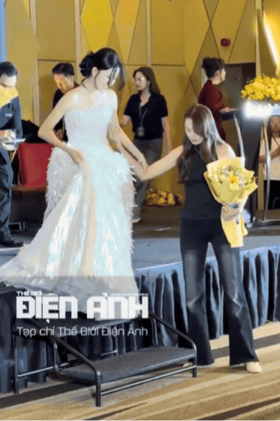 Diện đồ đơn giản nhưng lại thêm phần nổi bật khi vừa tôn dáng, vừa tôn visual