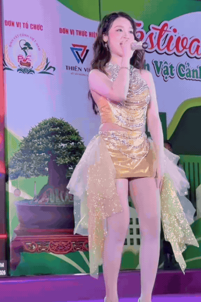 Trang phục đi diễn của Bảo Ngọc cũng bị đánh giá là không phù hợp