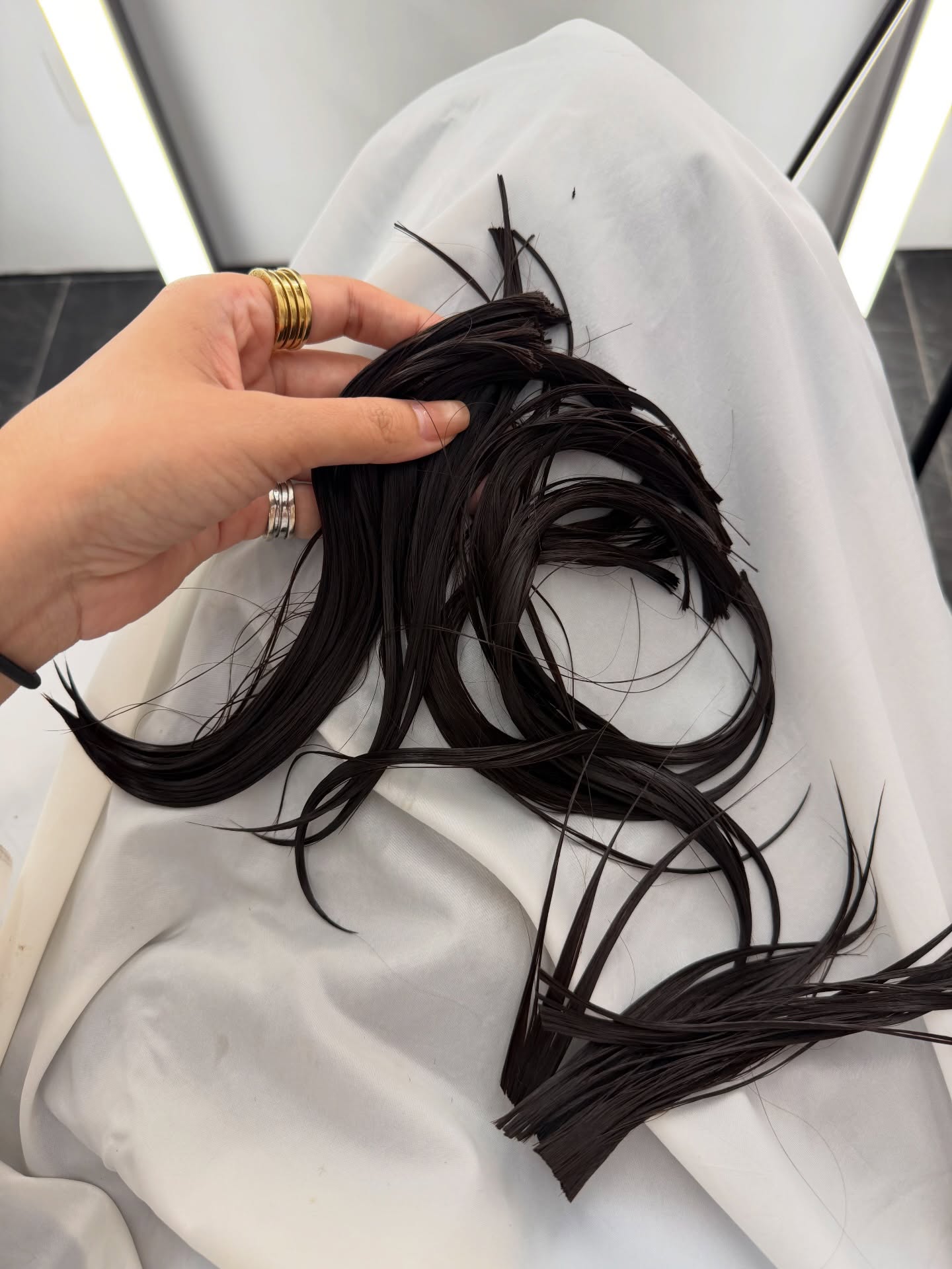 Siêu mẫu Thanh Hằng xuống tóc sau cơn lốc