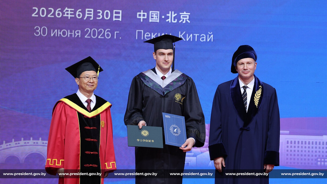 Nikolai Lukashenko nhận bằng tốt nghiệp tại Đại học Bắc Kinh