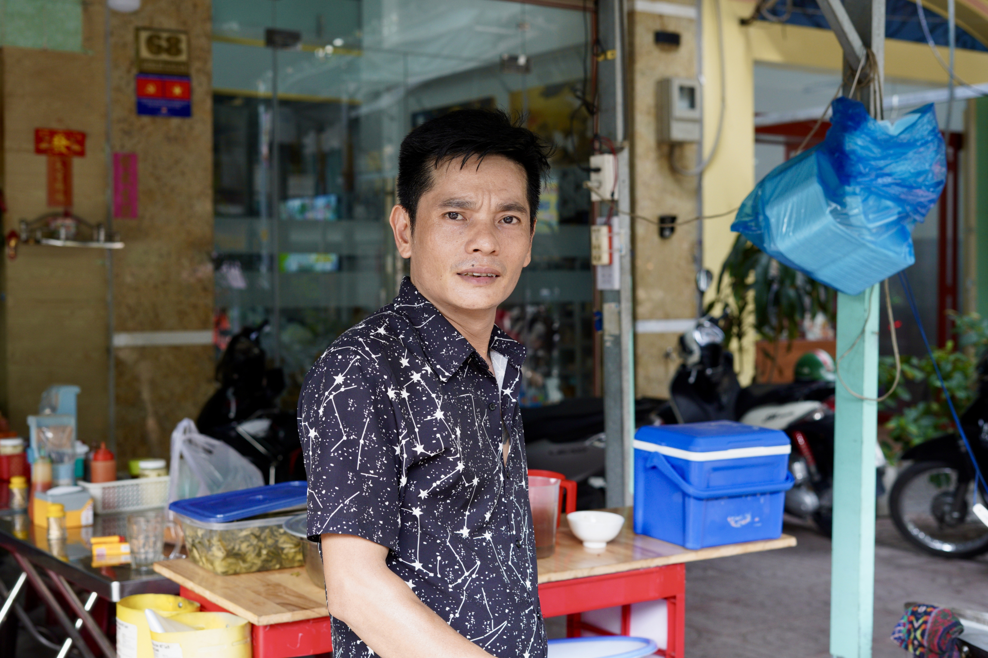 Anh Trường - hàng xóm trong khu vực - khá bất ngờ khi biết chủ quán bánh hỏi chào lòng nghỉ do trúng số (Ảnh: Quân)