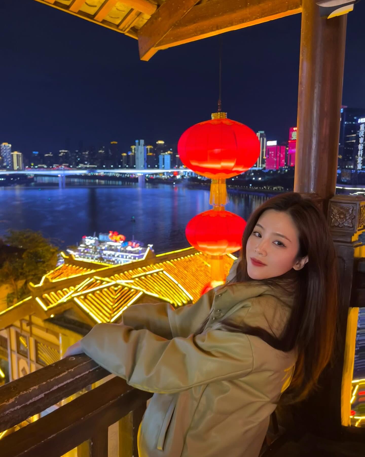 Ở tuổi 36, Ông Thoại Liên tận hưởng cuộc sống thoải mái, vi vu khắp nơi