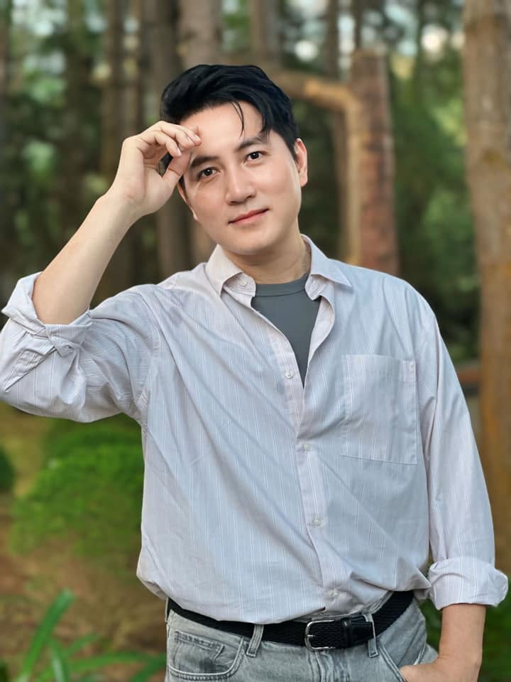 Dù hoạt động showbiz Việt đã lâu, Phi Hùng hiện tại vẫn được khen ngợi vẻ ngoài trẻ trung. Ảnh: FBNV