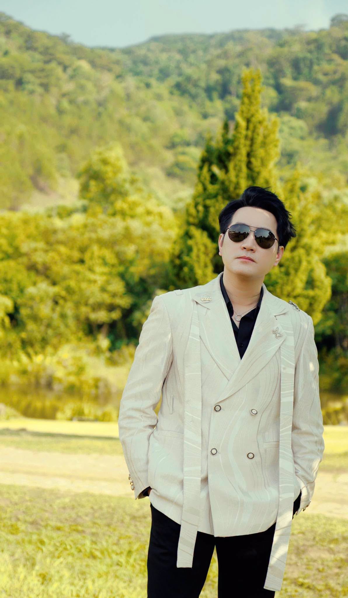 Nam ca sĩ quan niệm hôn nhân cần đến đúng thời điểm và đúng người nên không muốn vội vàng chỉ vì áp lực tuổi tác. Ảnh: FBNV