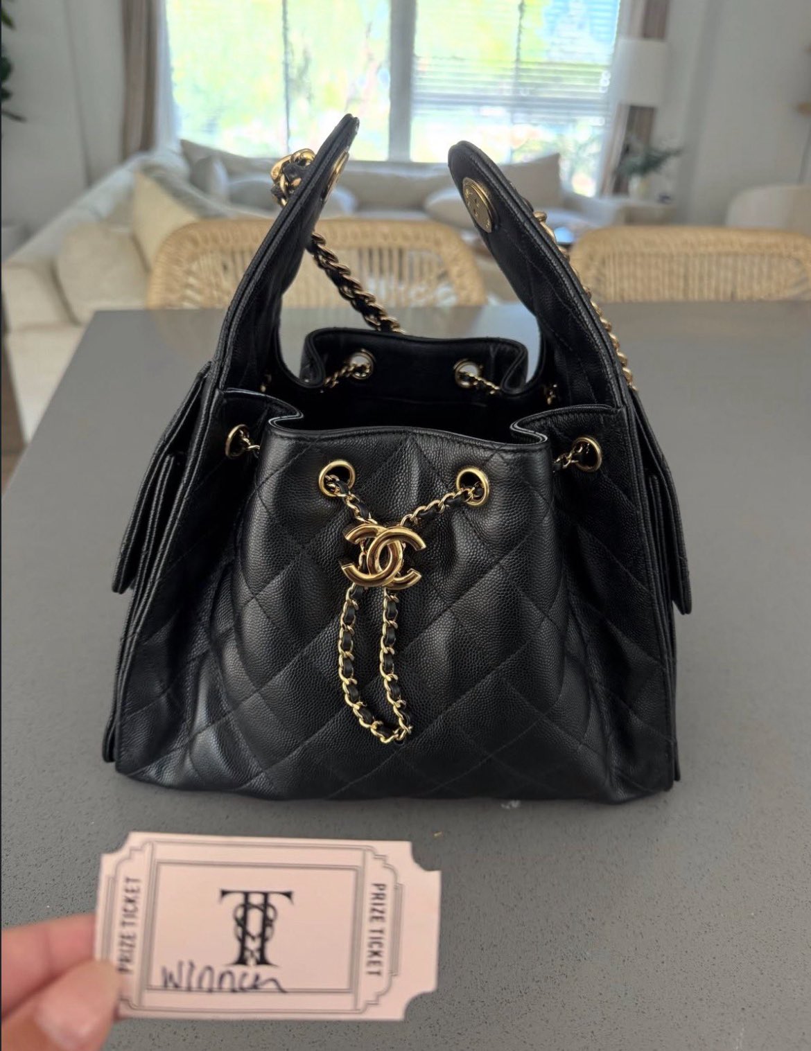 Bức ảnh xác nhận trúng chiếc túi Chanel của 1 khách mời nhưng không phải Avril Lavigne.