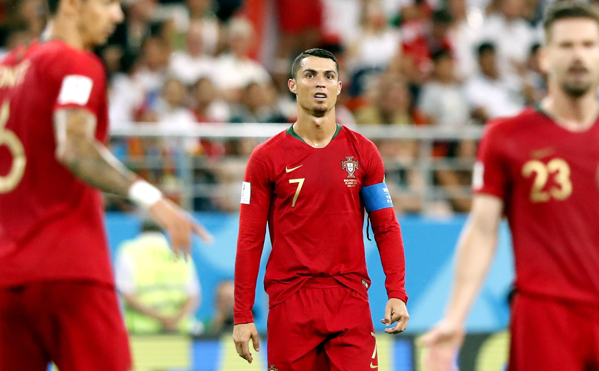 Đây là cách mặc áo đặc trưng của CR7. Ảnh: EPA