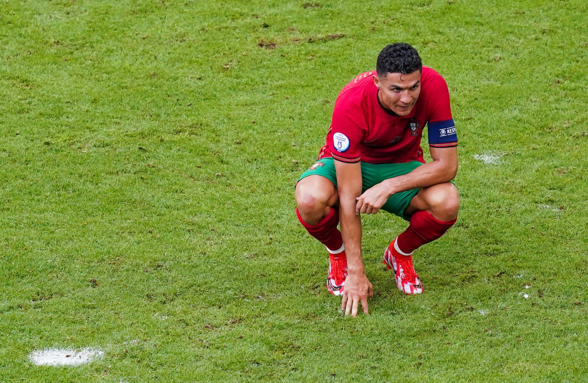 Rất hiếm khi chúng ta thấy Ronaldo mặc áo cộc tay. Ảnh: Getty