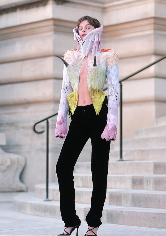 Tạo hình của Emma Corrin tại show Schiaparelli.