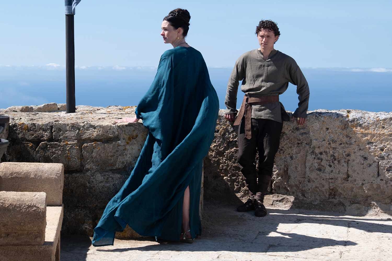 Anne Hathaway đảm nhận vai Penelope trong The Odyssey.