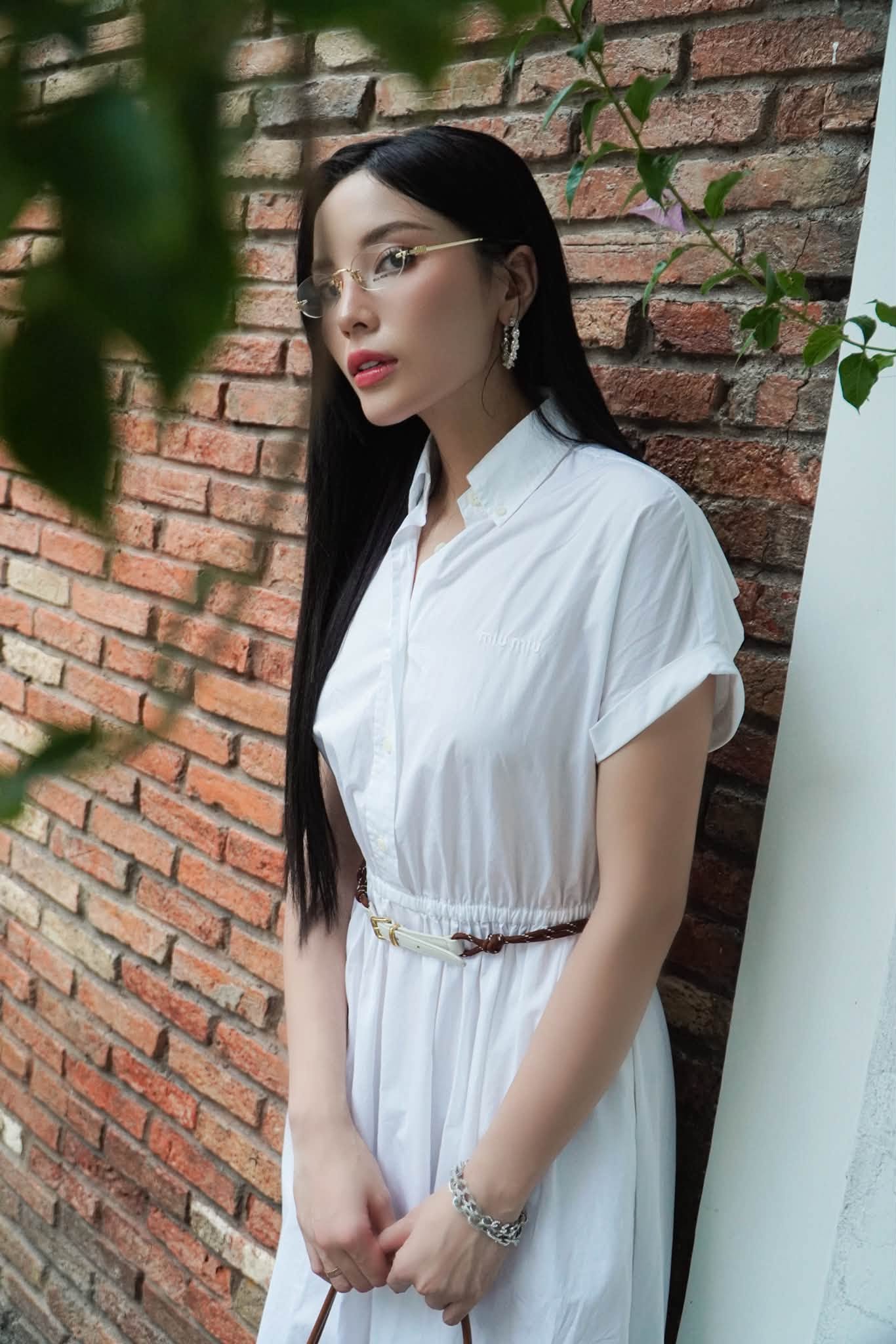   Kỳ Duyên sở hữu cuộc sống sang chảnh với xe sang, hàng hiệu. Ảnh: FBNV  