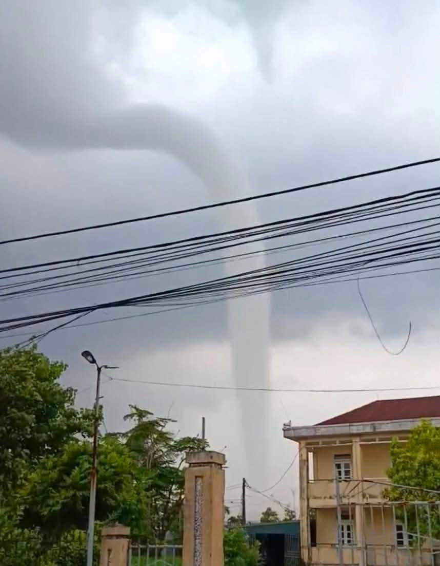Vòi rồng khổng lồ bất ngờ xuất hiện trên bầu trời Hưng Yên: Cảnh tượng khiến người chứng kiến không khỏi bất ngờ