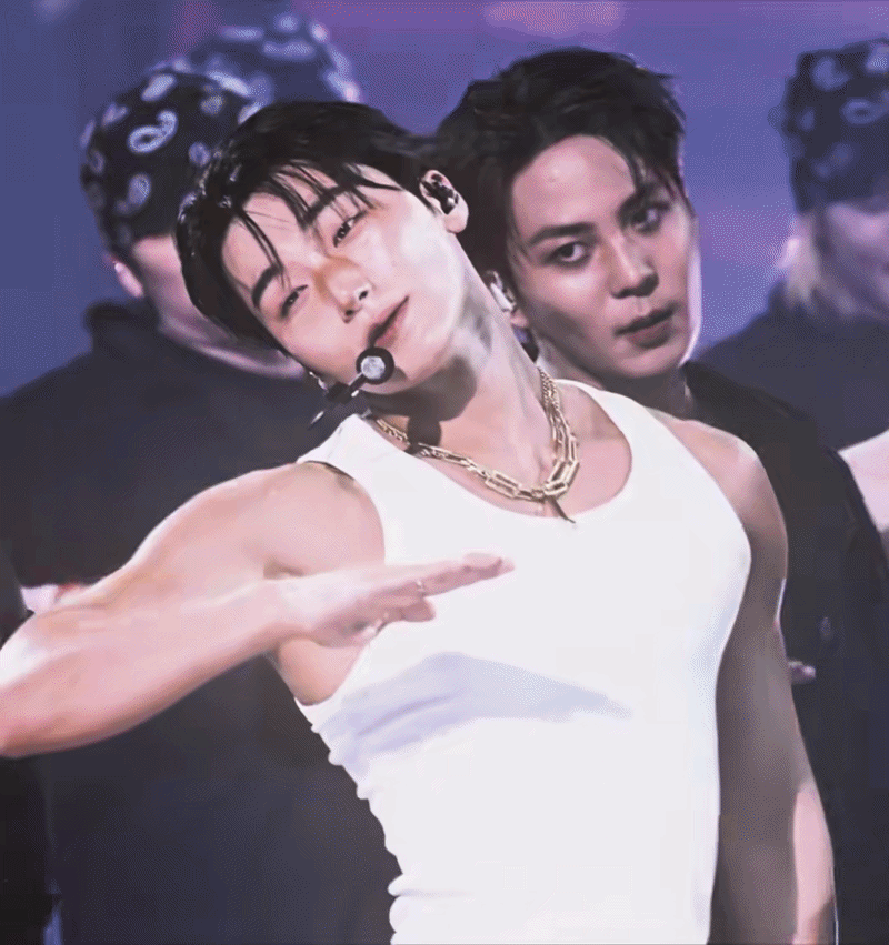 Phân cảnh khiến người xem khó rời mắt của mỹ nam Kpop.