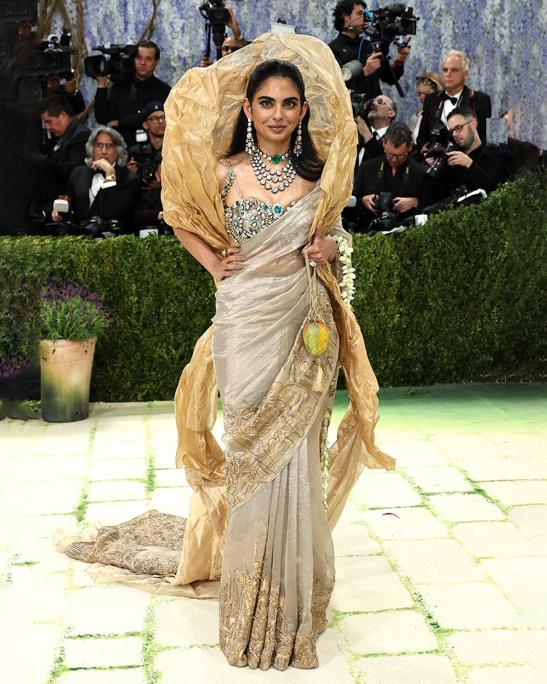 Ái nữ tỷ phú Ambani xách chiếc Hermès đắt nhất hành tinh