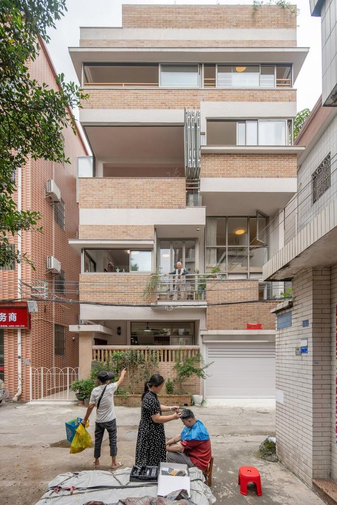 Pháp sư Trung Hoa xây nhà 3 thế hệ đẹp như trong truyện, hàng xóm nhìn sang chỉ biết ước