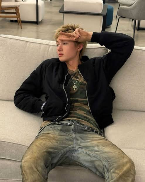 Phong cách của Martin nổi bật với inh thần streetwear phóng khoáng, tươi trẻ và có phần nổi loạn