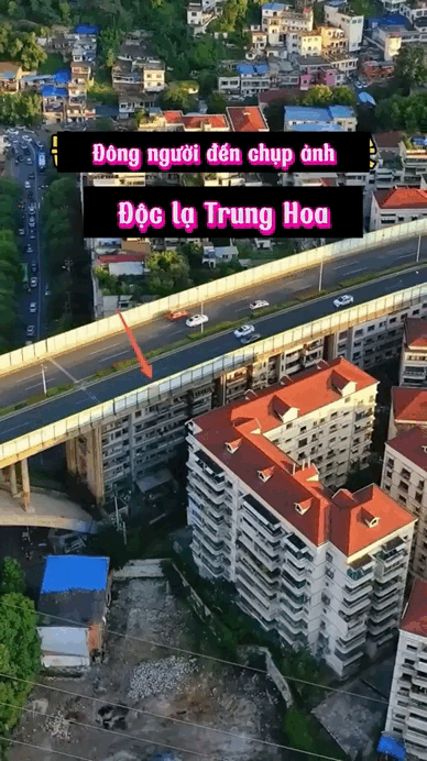 Công trình gây choáng ở Trung Quốc: Xây chung cư dưới gầm cầu, nóc nhà thành đường xe chạy