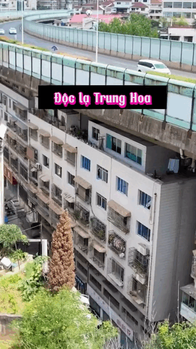 Công trình gây choáng ở Trung Quốc: Xây chung cư dưới gầm cầu, nóc nhà thành đường xe chạy