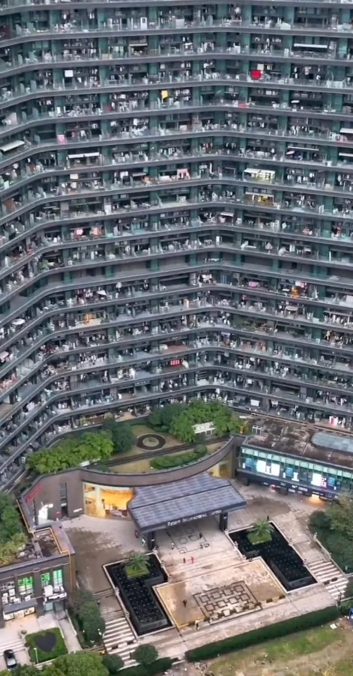 Nể pháp sư Trung Hoa: 1 toà nhà 3 vạn người sinh sống