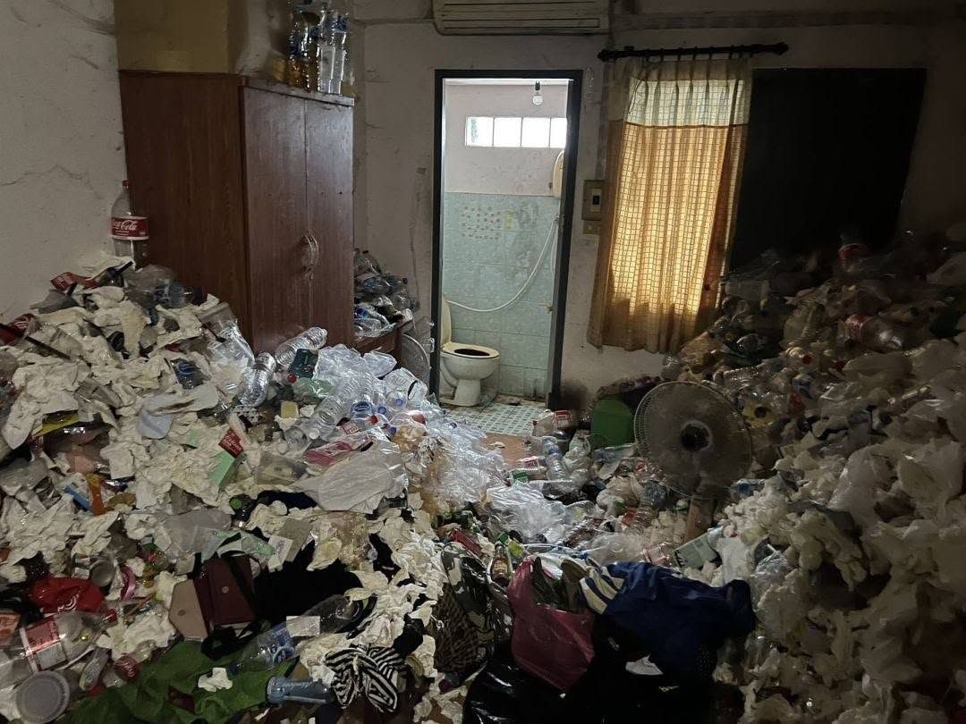 Tình trạng ngập rác trong căn phòng trọ