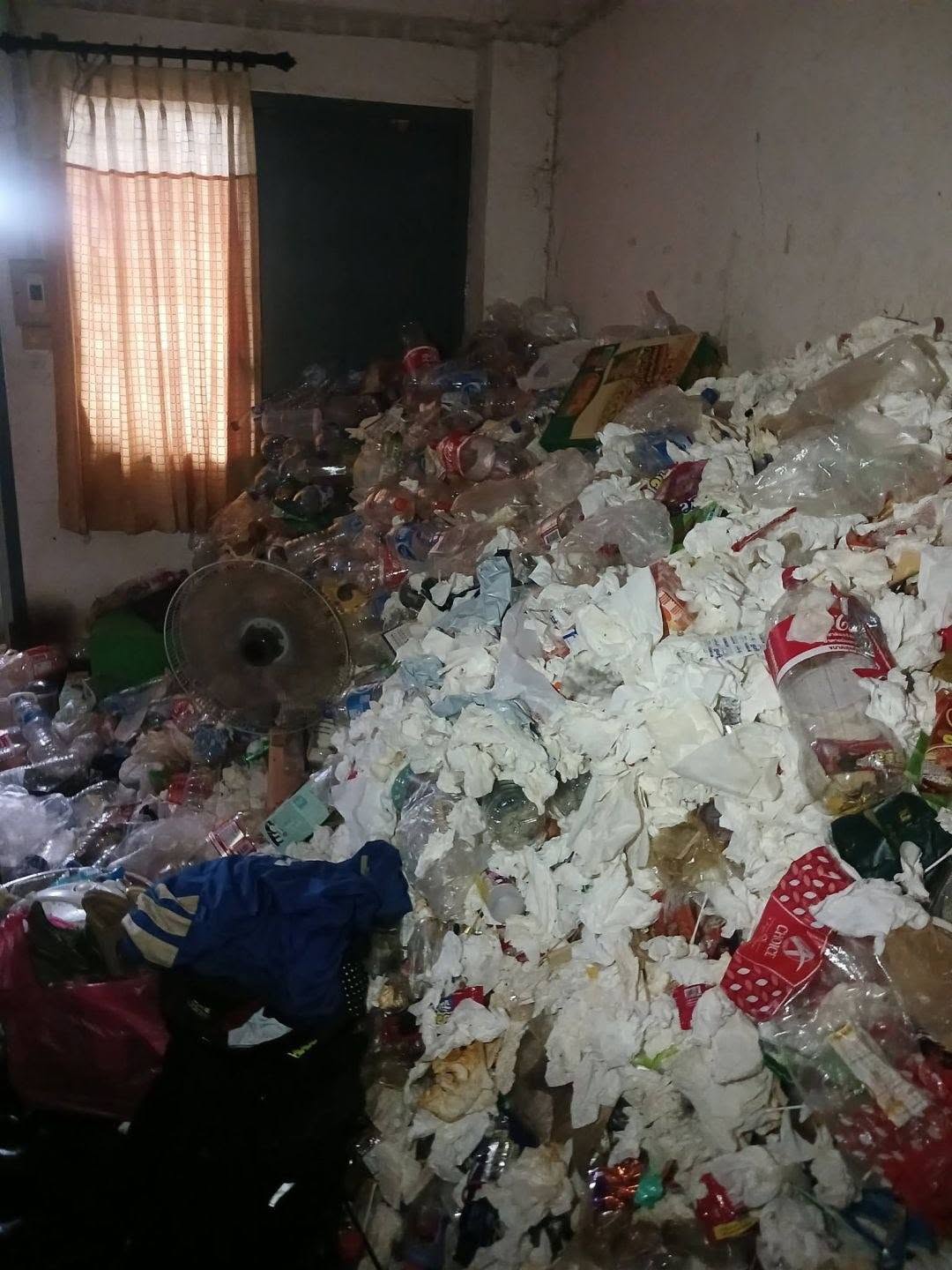 Cặp vợ chồng thuê nhà bỏ lại núi rác ngập đầu, chủ phòng muốn ngất xỉu khi bước vào