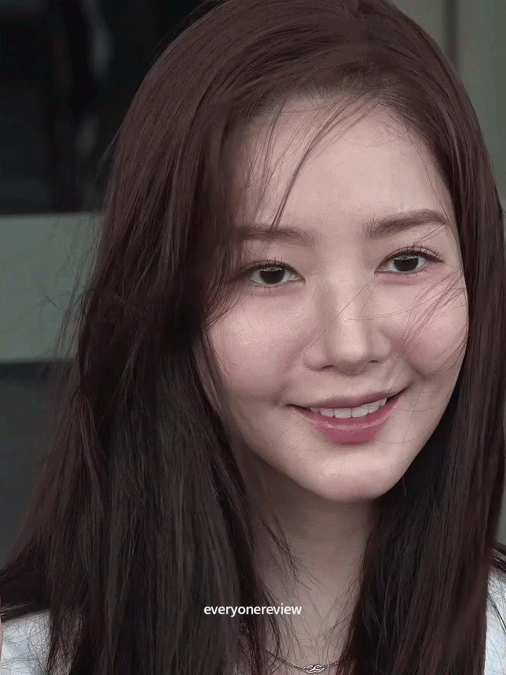 Park Min Young đã làm gì với gương mặt của mình vậy?