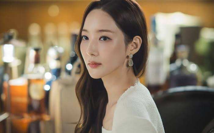 Park Min Young đã làm gì với gương mặt của mình vậy?