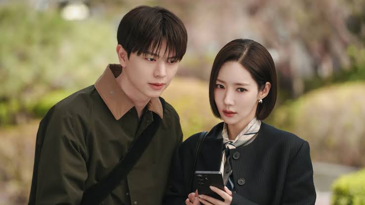 Park Min Young đã làm gì với gương mặt của mình vậy?