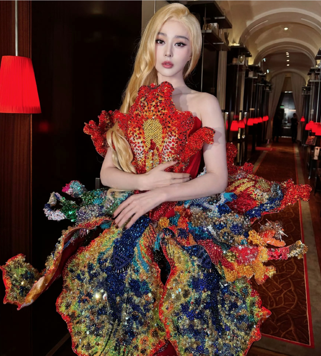   Dẫu vậy, chính sự cầu kỳ ấy cũng khiến tạo hình trở thành chủ đề tranh luận. Một số ý kiến cho rằng bộ trang phục có quá nhiều lớp chi tiết và màu sắc, tạo cảm giác hơi nặng nề, thậm chí lấn át vóc dáng mảnh mai của Phạm Băng Băng. Tuy nhiên, đây vẫn là một thử nghiệm đáng khen khi nữ diễn viên sẵn sàng bước ra khỏi vùng an toàn để thử sức với ngôn ngữ thời trang đương đại, thay vì tiếp tục trung thành với hình ảnh 