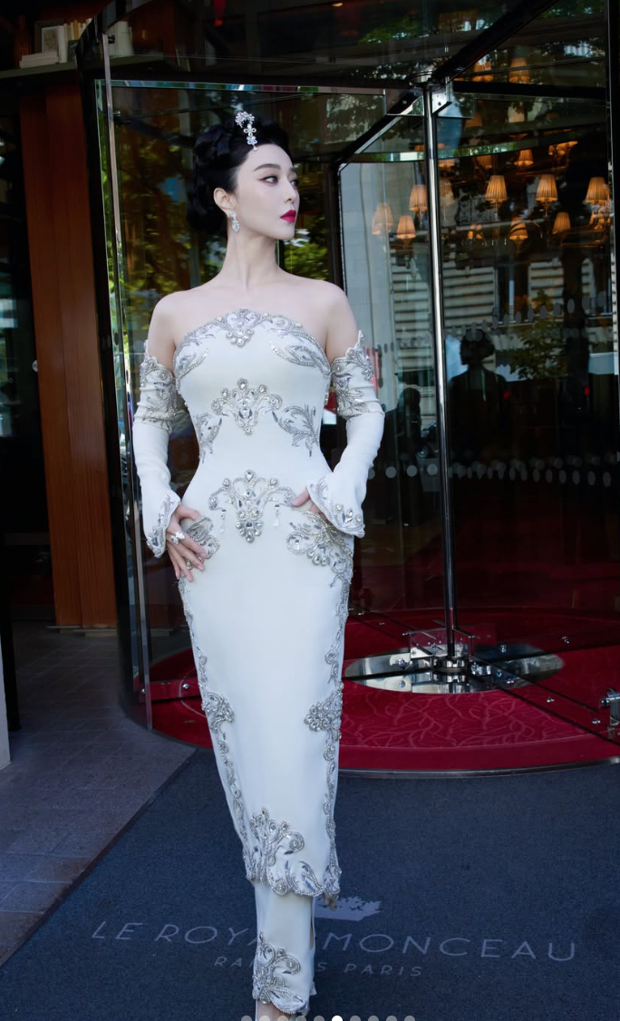   Thiết kế không xấu. Thậm chí xét riêng kỹ thuật couture, đây vẫn là một bộ váy có độ hoàn thiện cao với những chi tiết đính kết họa tiết baroque cực sang trọng. Tuy nhiên, cảm giác đầu tiên khi nhìn vào lại là sự an toàn. Những yếu tố từng làm nên thương hiệu Phạm Băng Băng như váy đính chi tiết lấp lánh, vẻ đẹp Á Đông kiêu sa lần này không còn tạo cảm giác mới mẻ mà hơi nghiêng sang hướng “sến”.  