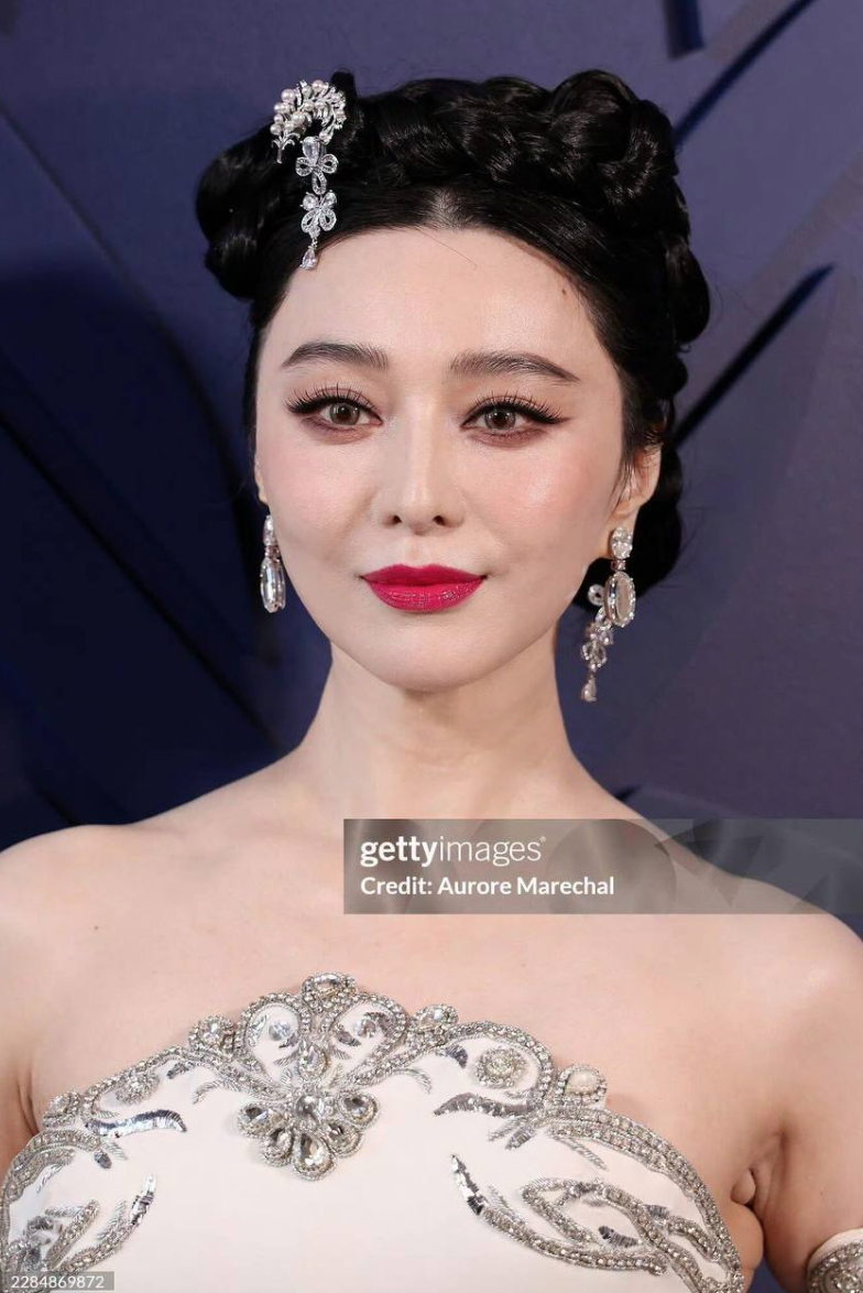   Đặc biệt qua ống kính “hung thần” Getty Images, nơi mọi chi tiết đều được soi kỹ thì tổng thể tạo hình lần này lại vô tình khiến cô trông kém thanh thoát và mất đi phần nào khí chất quyền lực quen thuộc.  