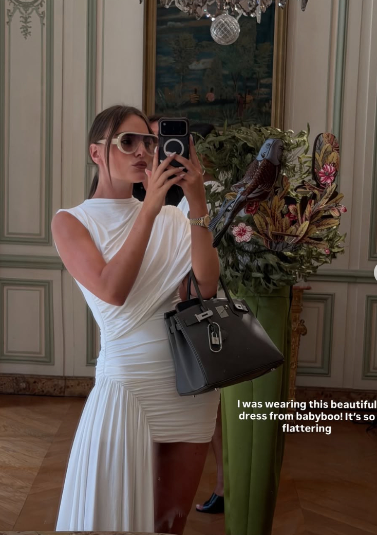 Không giống phần lớn những nhiếp ảnh gia hay paparazzi xuất hiện bên ngoài show với trang phục thiên về sự thoải mái, tiện dụng để phục vụ công việc, Robine lại mang đến một hình ảnh chỉn chu và có gu hơn hẳn.