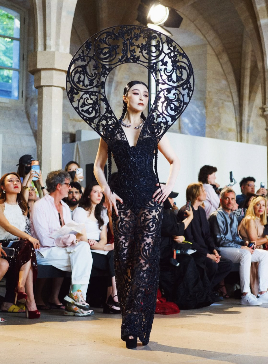 Phạm Băng Băng xuất hiện với tư cách người mẫu trình diễn cho BST Haute Couture Thu/Đông của Rahul Mishra